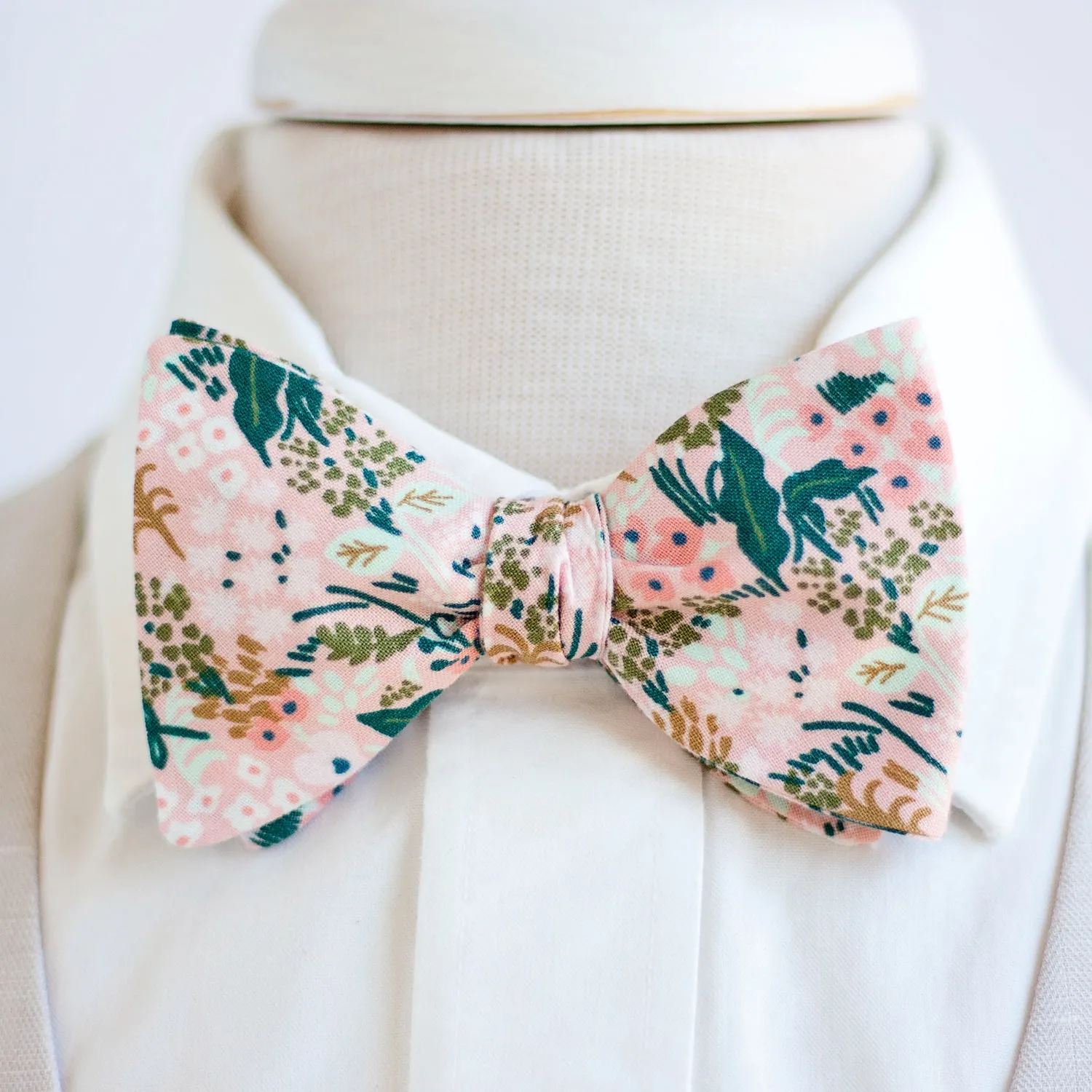 Men's Freestyle Self-Tie Bow Tie / Meadow In Pink