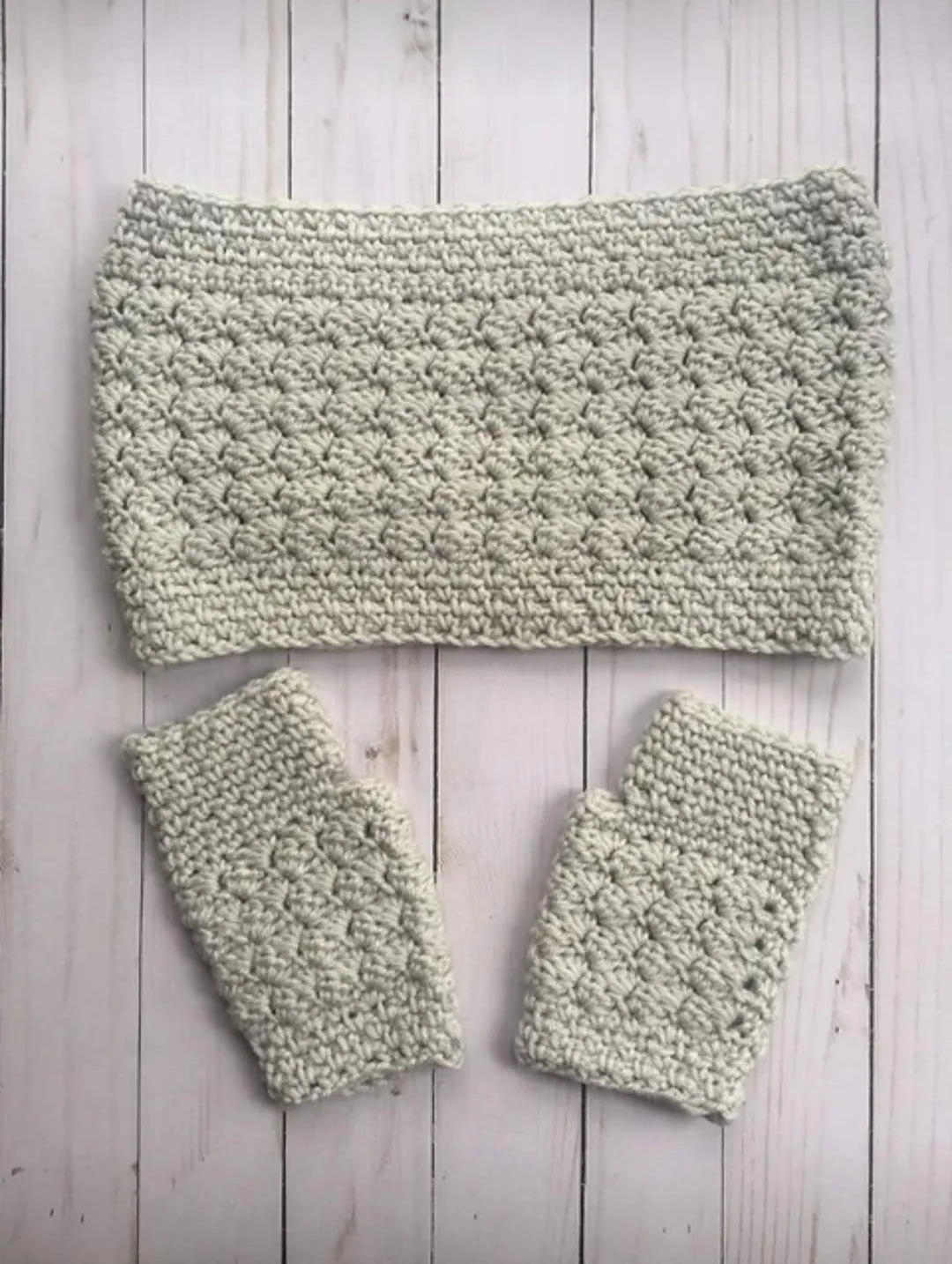 Mossy Grass Fingerless Gloves (Queenie Crochet)