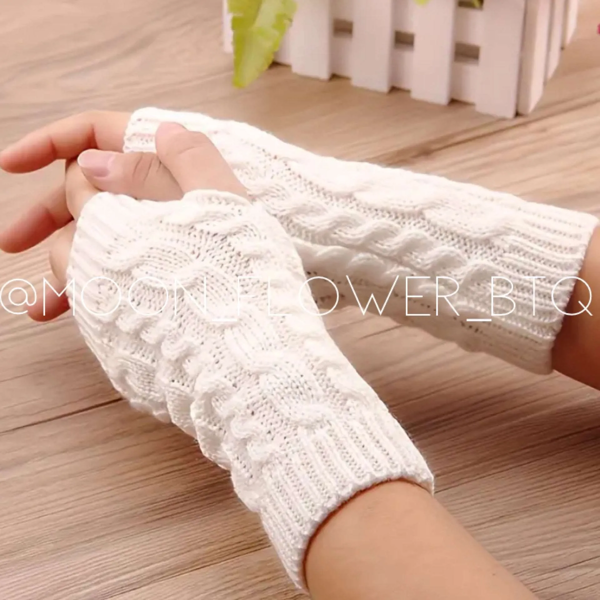 White Cable Knit Fingerless Gloves